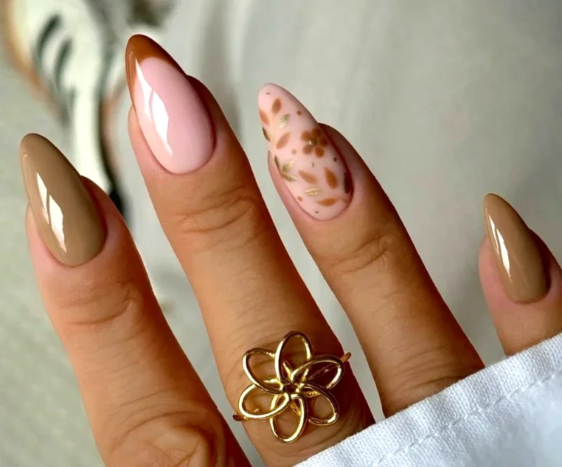 هنر ناخن برگ پاییزی با دو رنگ قهوه&zwnj;ای.