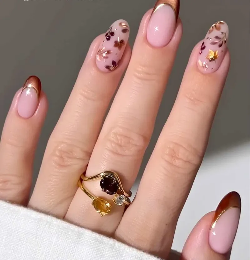طراحی ناخن فرنچ با نوک&zwnj;های قهوه&zwnj;ای و جزئیات برگ پاییزی.