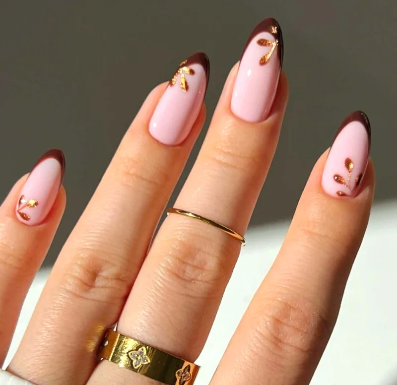 ناخن&zwnj;های فرنچ شکلاتی با جزئیات ورق طلایی.