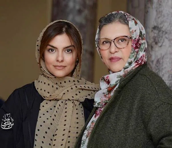 عکس قدیمی دنیا مدنی و مادرش رویا تیموریان