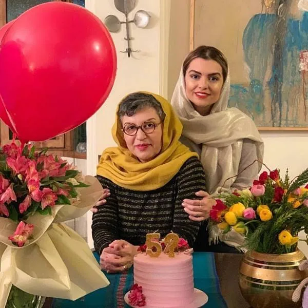 عکس قدیمی دنیا مدنی و مادرش رویا تیموریان