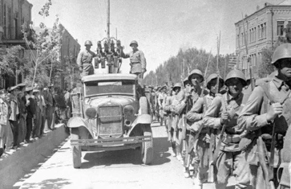 بررسی چندلایه دلایل ناتوانی ارتش رضاشاه در دفاع از ایران در شهریور ۱۳۲۰؛ از ساختار و سربازگیری اجباری تا ضعف فرماندهی، لجستیک، نیروی هوایی و فاصله میان ظاهر مدرن ارتش و توان واقعی آن در جنگ جهانی دوم. بررسی چندلایه دلایل ناتوانی ارتش رضاشاه در دفاع از ایران در شهریور ۱۳۲۰؛ از ساختار و سربازگیری اجباری تا ضعف فرماندهی، لجستیک، نیروی هوایی و فاصله میان ظاهر مدرن ارتش و توان واقعی آن در جنگ جهانی دوم.