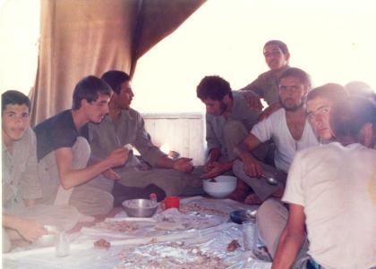 تصویری بیاد ماندنی از رزمندگان گردان حضرت ابوالفضل ( ع ) لشکر 31 عاشورا