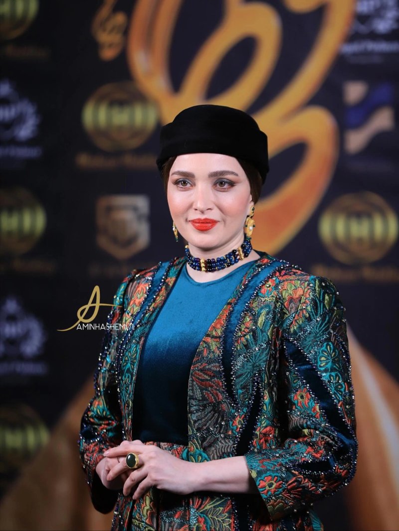استایل جذاب بهنوش طباطبایی در جشن حافظ 1404 .