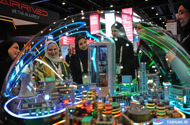 بازدیدکنندگان دبی - امارات متحده عربی - در نمایشگاه جهانی امنیت سایبری GISEC - به یک نمایشگاه فناوری نگاه می کنند